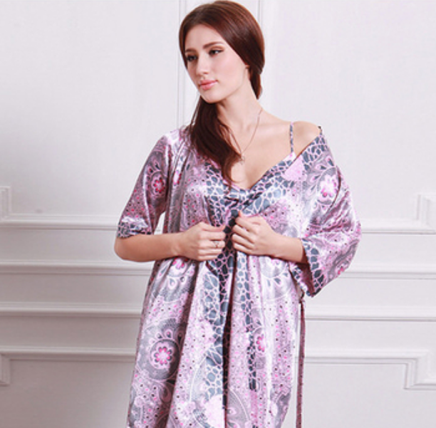 Baju tidur wanita model kimono dengan motif bunga