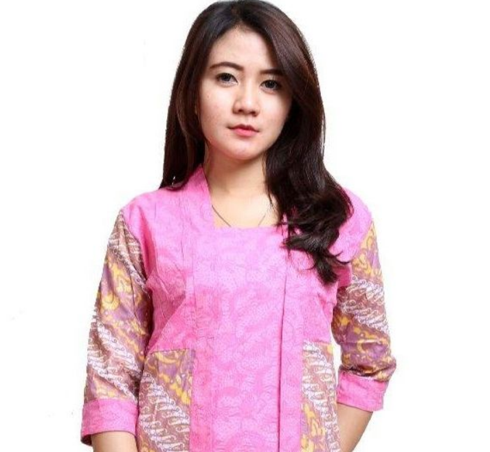Berpergian ke mall dengan fashion batik yang simple