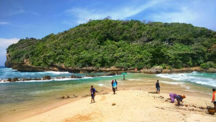 Fasilitas di Objek Wisata Pantai Batu Bengkung Malang