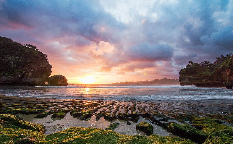 Keindahan Objek Wisata Pantai Batu Bengkung Malang