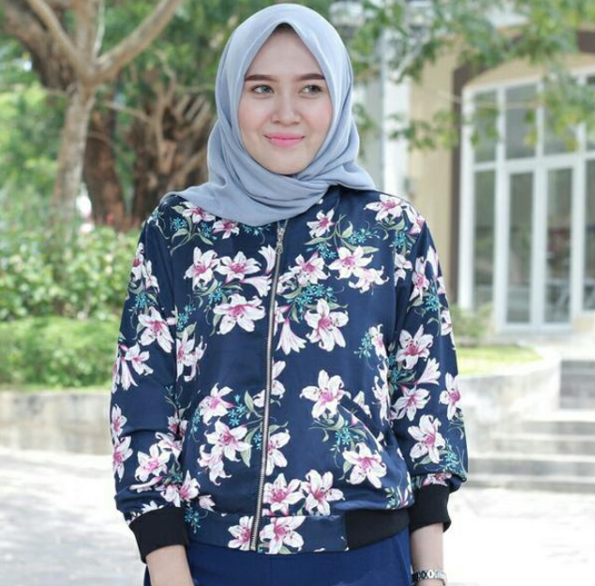 Outwear Bomber yang kekinian dengan motif batik