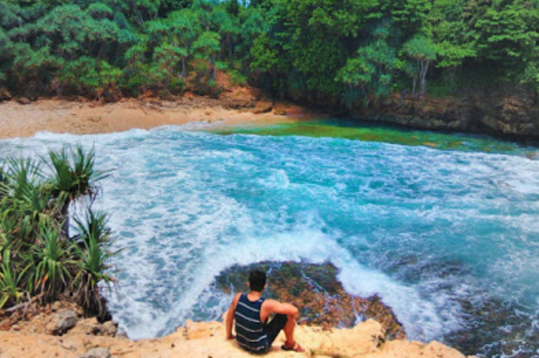 Wisata Pantai Batu Bengkung Malang