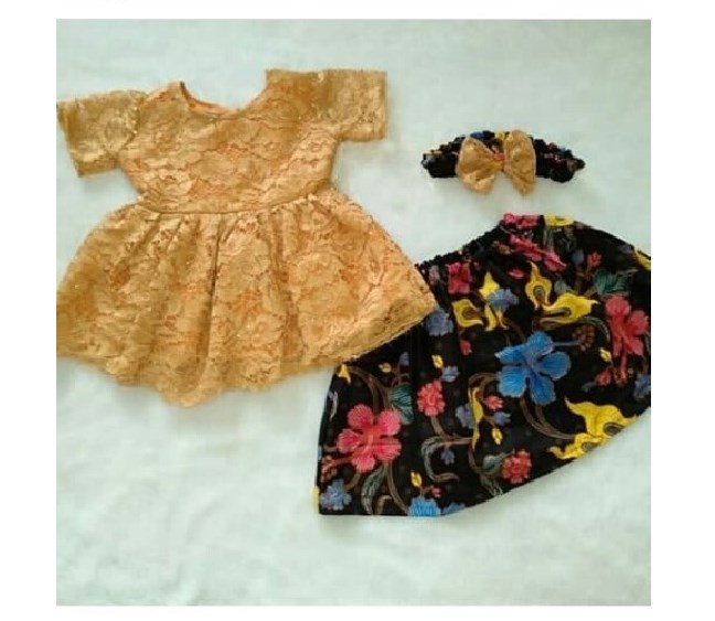 Baju Kebaya Anak Peplum Lengan dan Rok Pendek Warna Cream