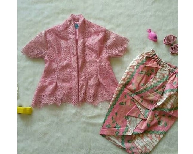 Kebaya Anak Kutubaru Lengan Pendek dan Rok Panjang Baby Pink