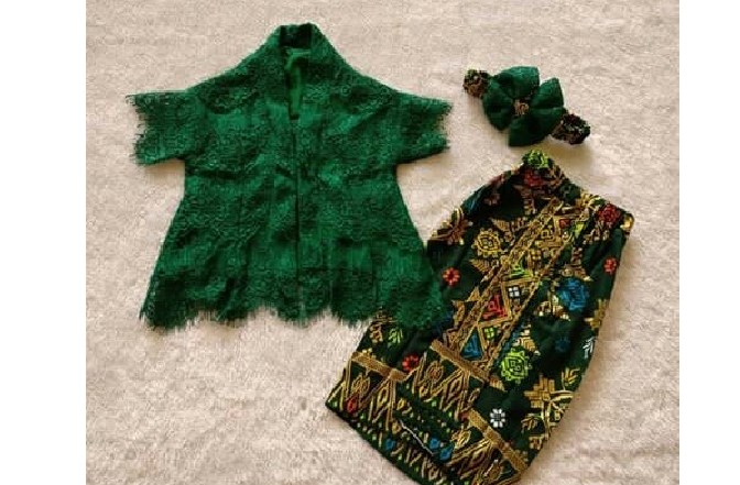 Kebaya Anak Kutubaru Lengan Pendek dan Rok Panjang Brokat Hijau