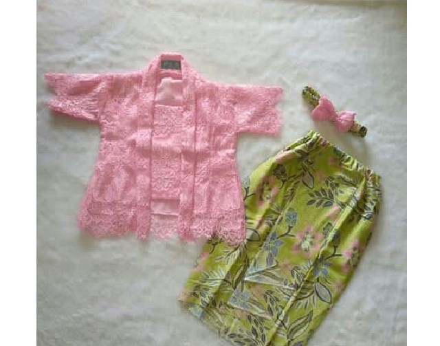 Kebaya Anak Kutubaru Lengan Pendek dan Rok Panjang Brokat Pink