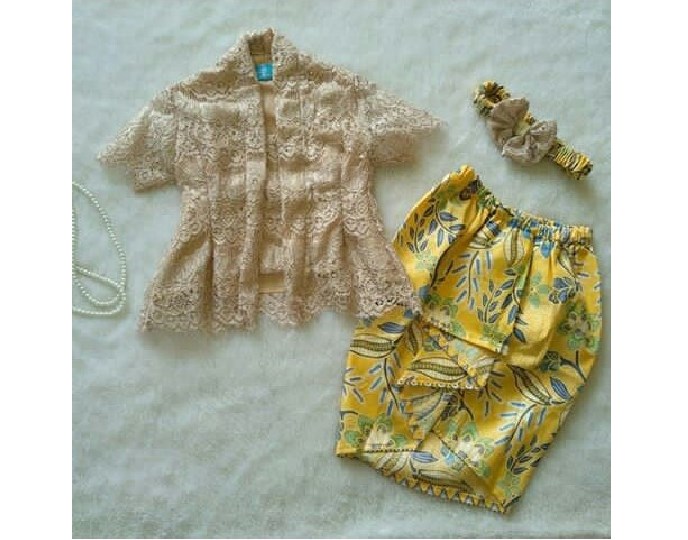 Kebaya Anak Kutubaru Lengan Pendek dan Rok Panjang Cream Kuning