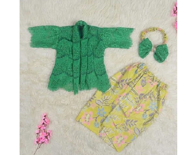 Kebaya Anak Kutubaru Lengan Pendek dan Rok Panjang Hijau