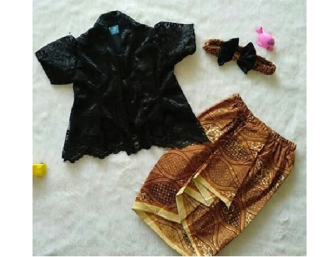Kebaya Anak Kutubaru Lengan Pendek dan Rok Panjang Hitam
