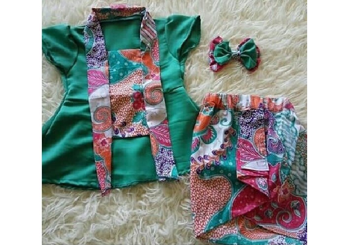 Kebaya Anak Kutubaru Lengan Pendek dan Rok Panjang Kombinasi Batik