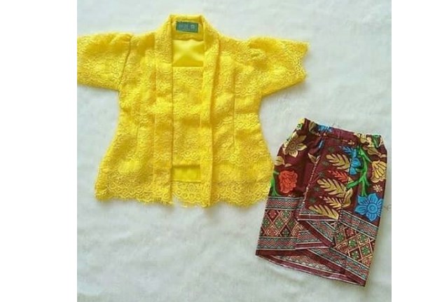 Kebaya Anak Kutubaru Lengan Pendek dan Rok Panjang Kuning