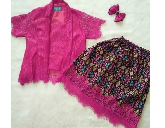 Kebaya Anak Kutubaru Lengan Pendek dan Rok Panjang Magenta