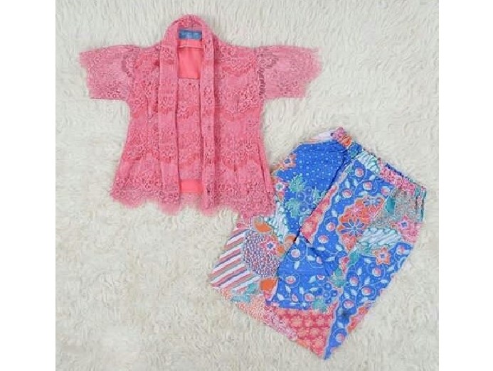Kebaya Anak Kutubaru Lengan Pendek dan Rok Panjang Pink