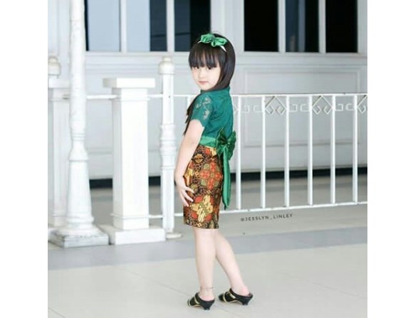 Kebaya Anak Kutubaru Lengan dan Rok Pendek Hijau Botol