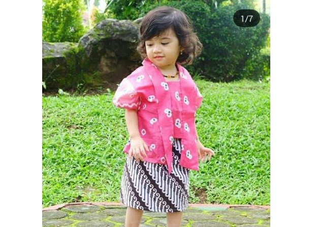 Kebaya Anak Kutubaru Lengan dan Rok Pendek Motif Pink