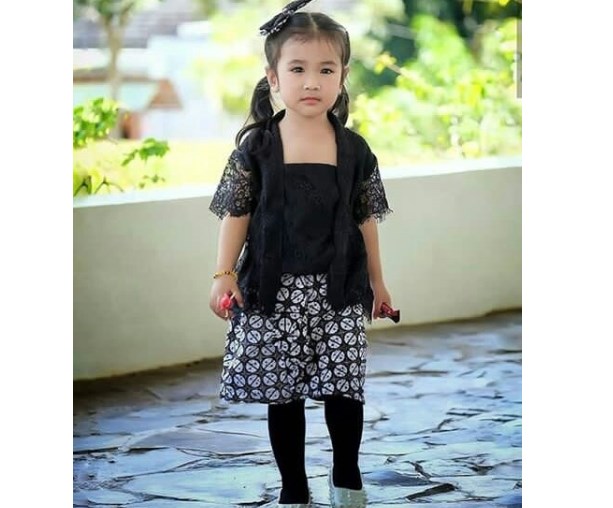 Kebaya Anak Kutubaru Lengan dan Rok Pendek Warna Hitam