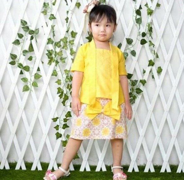 Kebaya Anak Kutubaru Lengan dan Rok Pendek Warna Kuning