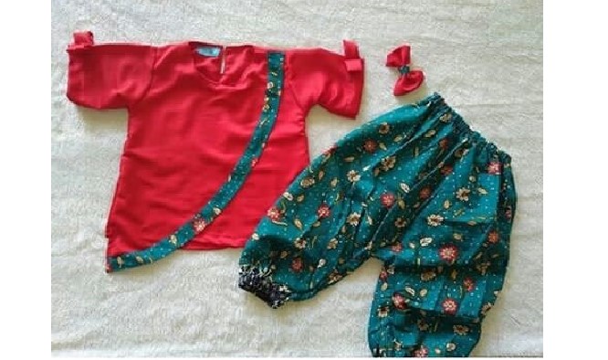 Model Kebaya Anak Hiasan Kombinasi Batik Melengkung Warna Merah Cabe