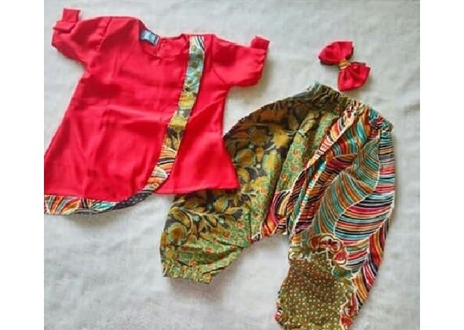 Model Kebaya Anak Hiasan Kombinasi Batik Melengkung Warna Merah