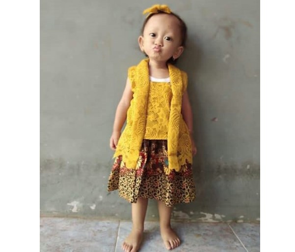 Model Kebaya Anak Kutubaru Tanpa Lengan Kuning