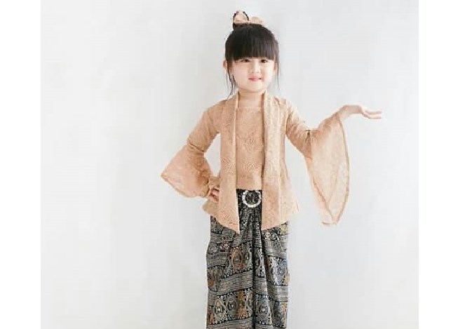Model Kebaya Anak Lengan Lonceng Rok Warna Cream