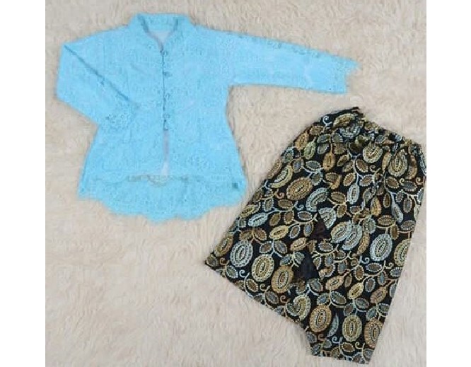 Model Kebaya Anak Lengan dan Rok Panjang Biru Muda