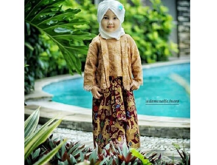 Model Kebaya Anak Lengan dan Rok Panjang Cream Tua
