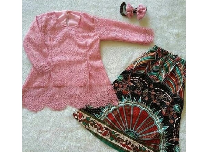 Model Kebaya Anak Lengan dan Rok Panjang Dusty Pink