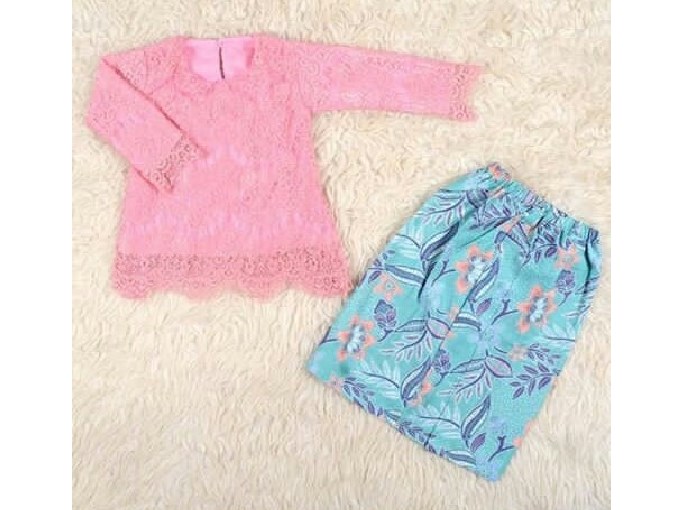 Model Kebaya Anak Lengan dan Rok Panjang Pink Lucu