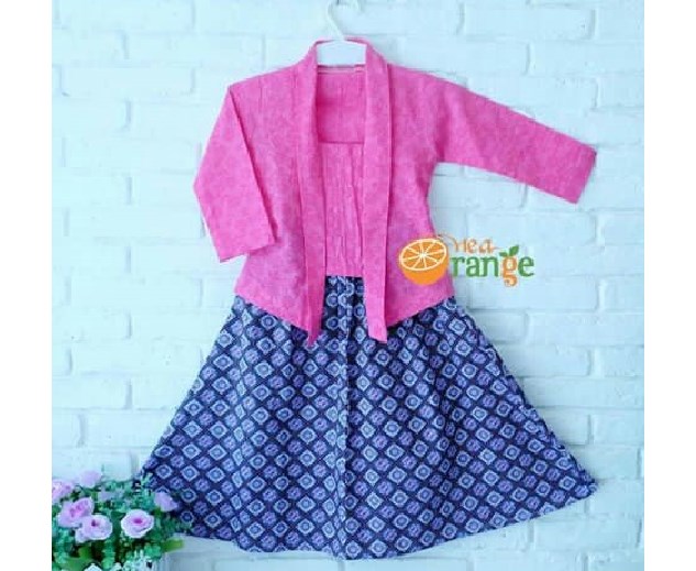 Model Kebaya Anak Lengan dan Rok Panjang Pink