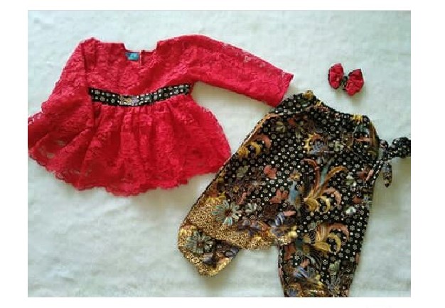 Model Kebaya Anak Peplum Panjang Kombinasi Batik Warna Merah
