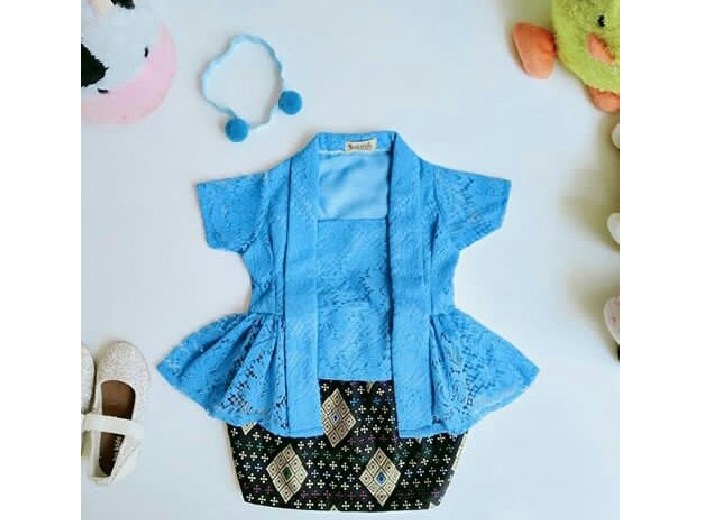 Model Kebaya Kutubaru Lengan Pendek Biru
