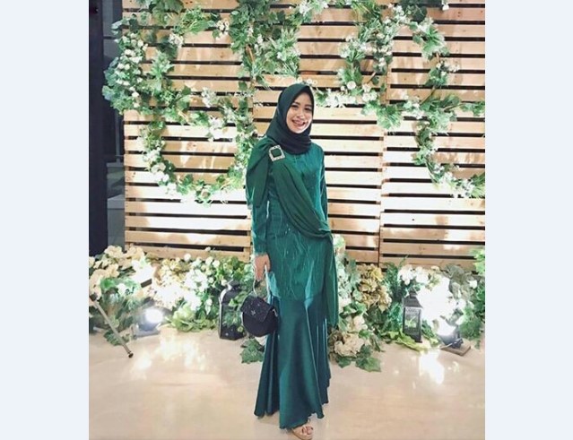 1 Model Kebaya Pesta Hias Selendang Bahu Hijau Botol