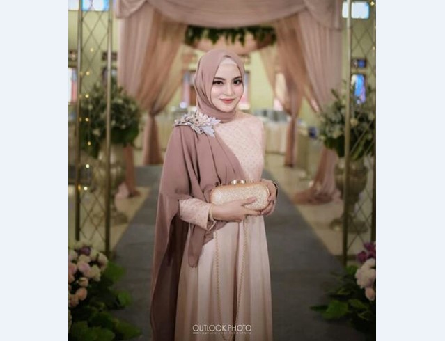 Model Kebaya Pesta Hias Selendang Bahu Coksu