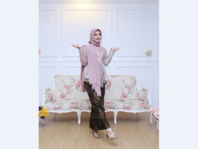 Model Kebaya Pesta Hias Selendang Bahu Soft Purple