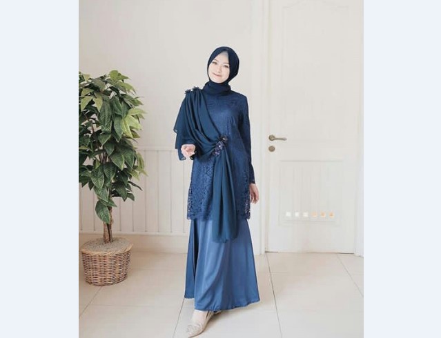 Model Kebaya Pesta Hias Selendang Bahu Navy