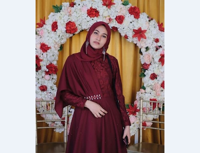 Model Kebaya Pesta Hias Selendang Bahu Maroon Brokat