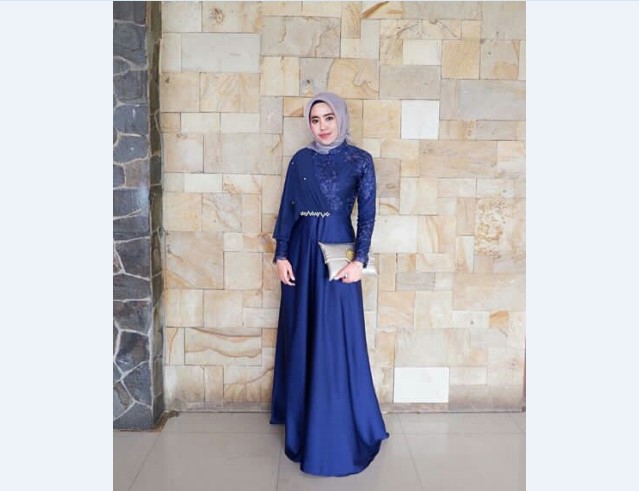 Model Kebaya Pesta Hias Selendang Bahu Navy Mengkilap