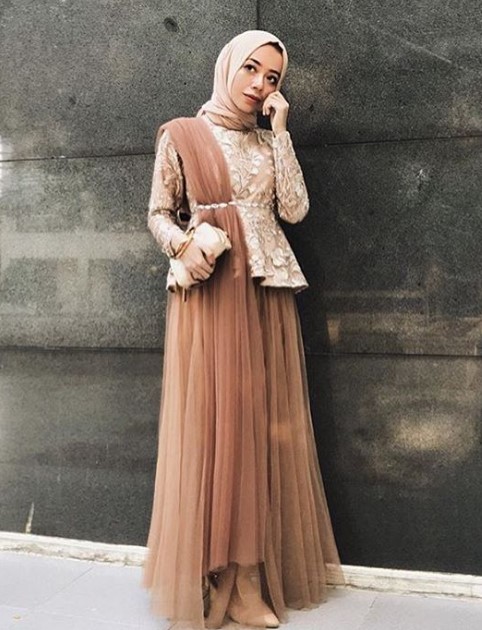 Baju Gamis Brokat Pesta Mewah Model Peplum Selendang Bahu Rok Tutu Cream