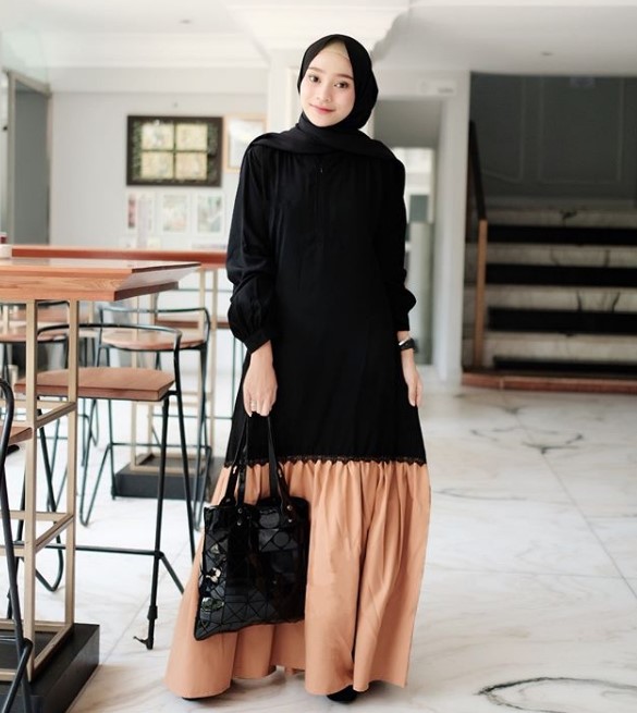 Baju Gamis Modern Anak Muda Terbaru Kombinasi Renda Hitam Cream