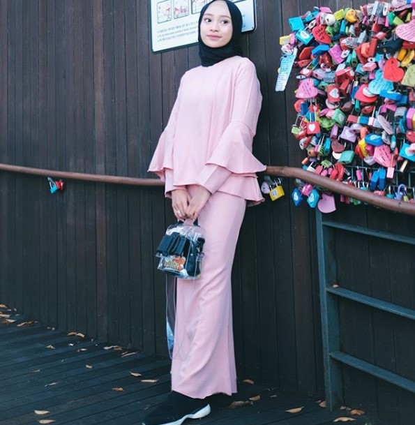 Baju Gamis Modern Anak Muda Terbaru Lengan Lonceng Baby Pink