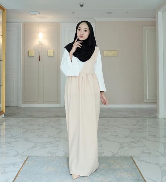 Baju Gamis Modern Anak Muda Terbaru Lengan Loncengn Putih Nude Cream