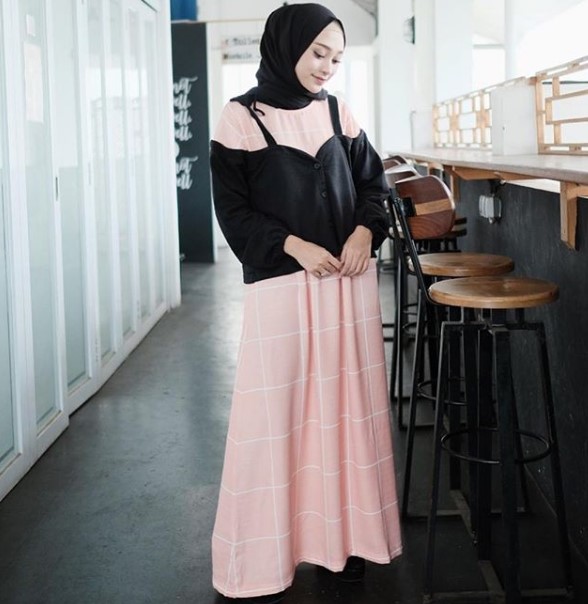 Baju Gamis Modern Anak Muda Terbaru Maxi Hitam Soft Peach