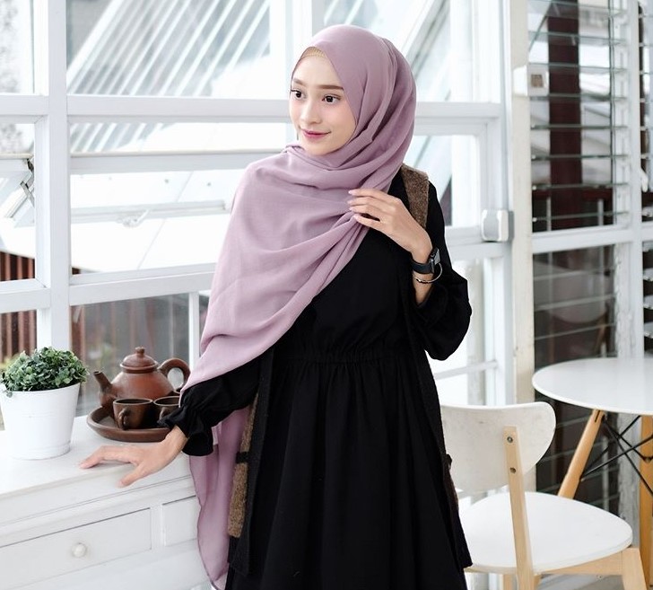 Baju Gamis Modern Anak Muda Terbaru Pinggang dan Lengan Kerut Hitam