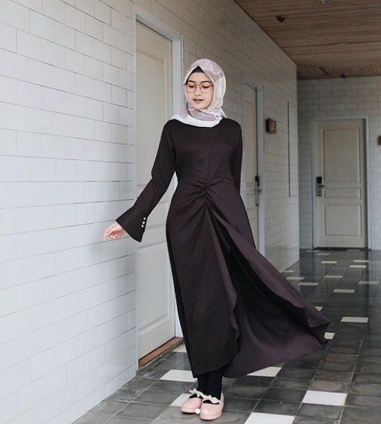 Baju Gamis Modern untuk Anak Muda Trend Sekarang Belah Tengah Kerut Hitam