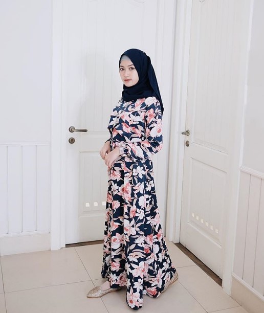 Baju Gamis Modern untuk Anak Muda Trend Sekarang Floral Hitam