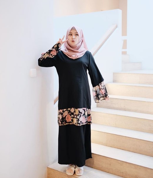 Baju Gamis Modern untuk Anak Muda Trend Sekarang Kombinasi Bunga Hitam