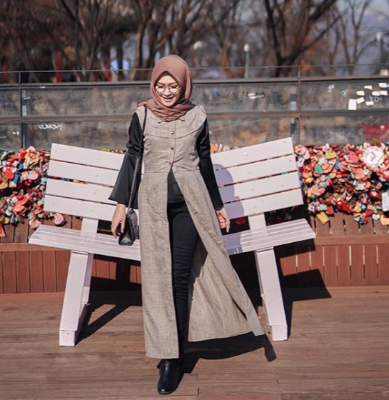 Baju Gamis Modern untuk Anak Muda Trend Sekarang Outer Nude Cream Hitam