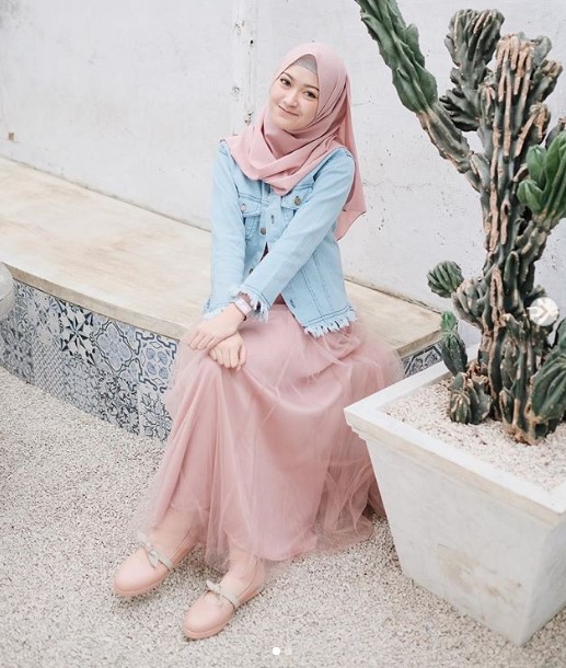 Baju Gamis Modern untuk Anak Muda Trend Sekarang Simpel Outer Denim Rumbai Dusty Pink