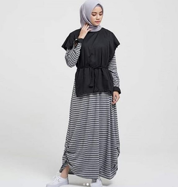Baju Gamis Modern untuk Anak Muda Trend Sekarang Tali Pinggang Stripe Panjang Hitam Grey